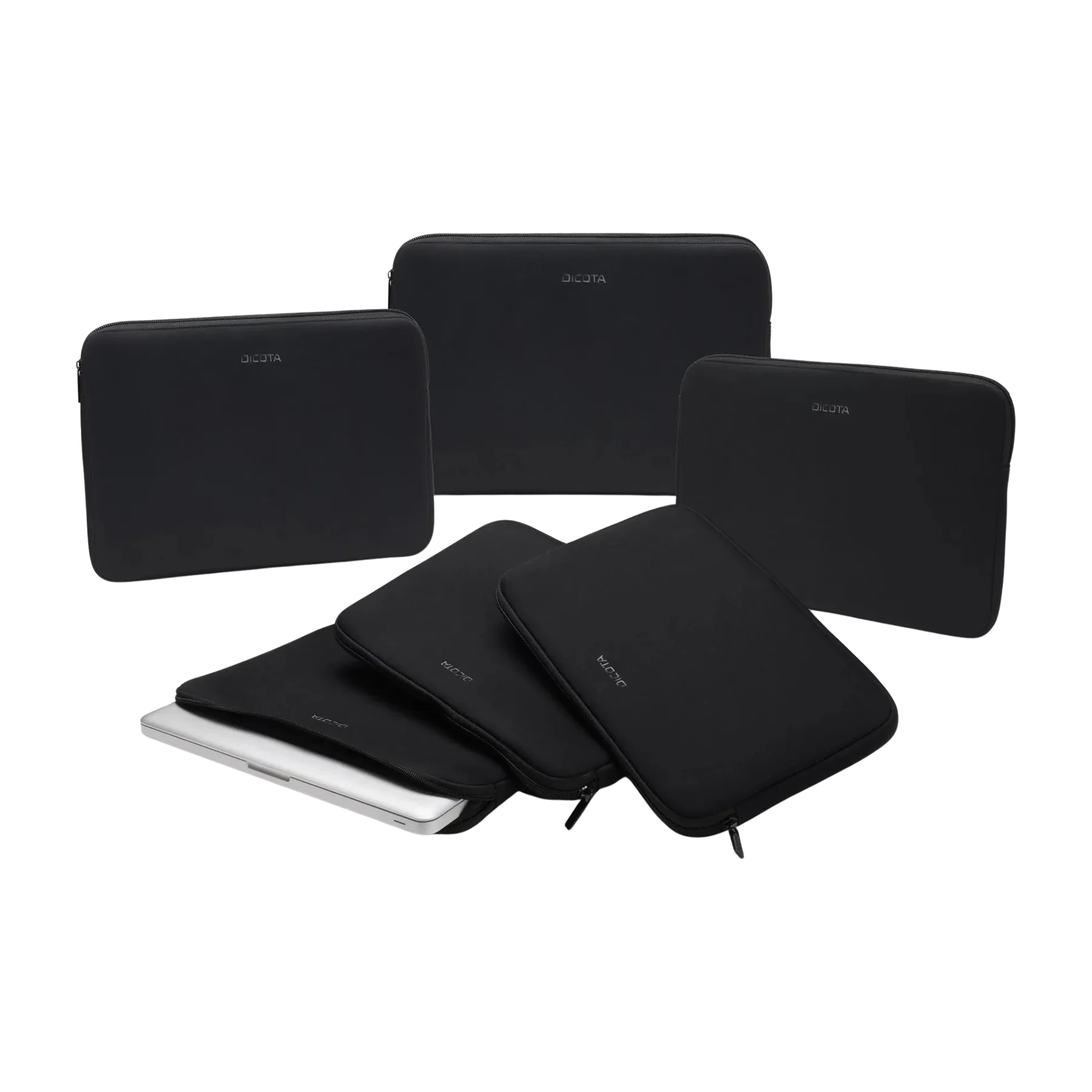 Mehrere schwarze Dicota Laptop-Säcke in verschiedenen Größen und ein Notebook in einer Hülle.