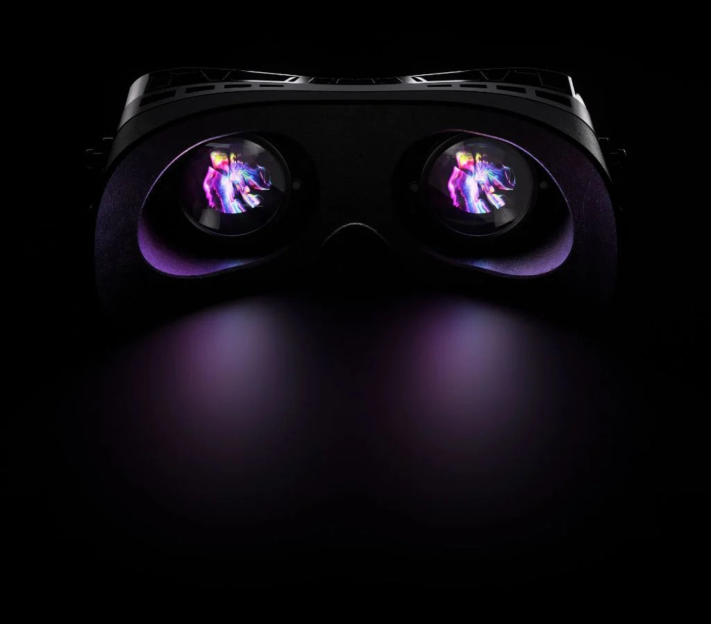 Nahaufnahme der Linsen einer VR-Headset-Brille mit farbigen Grafiken auf dunklem Hintergrund