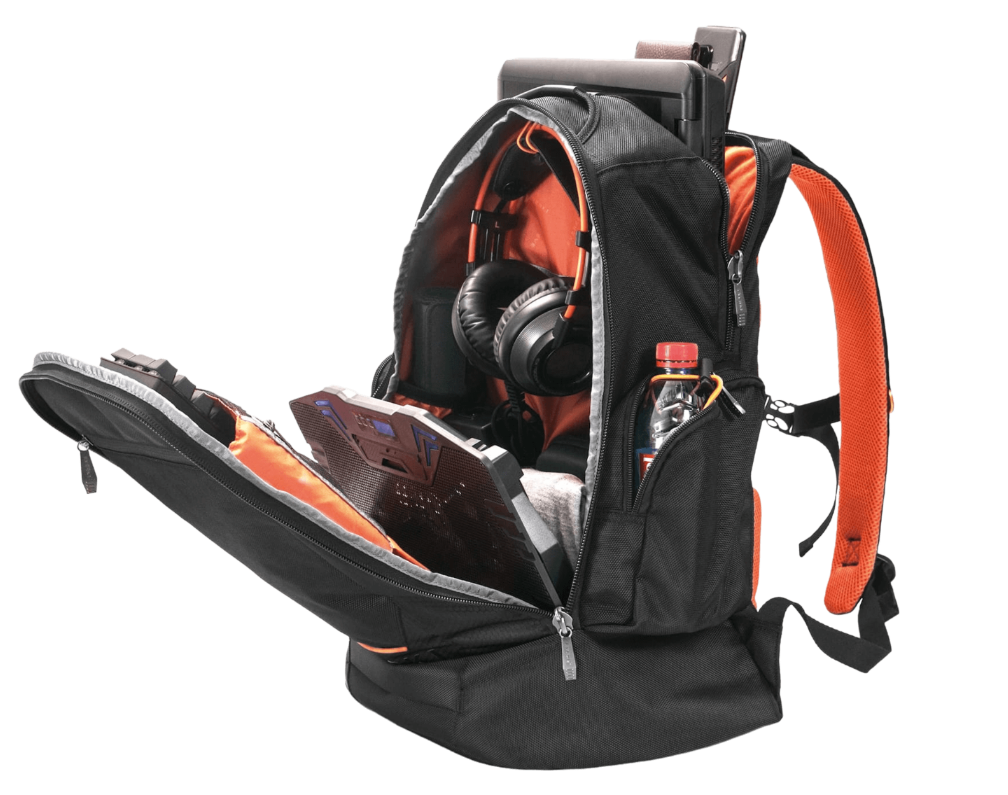 Schwarzer Gaming-Laptop-Rucksack mit orangefarbenem Innenfutter, befüllt mit Laptop, Headset und Zubehör vor weißem Hintergrund.