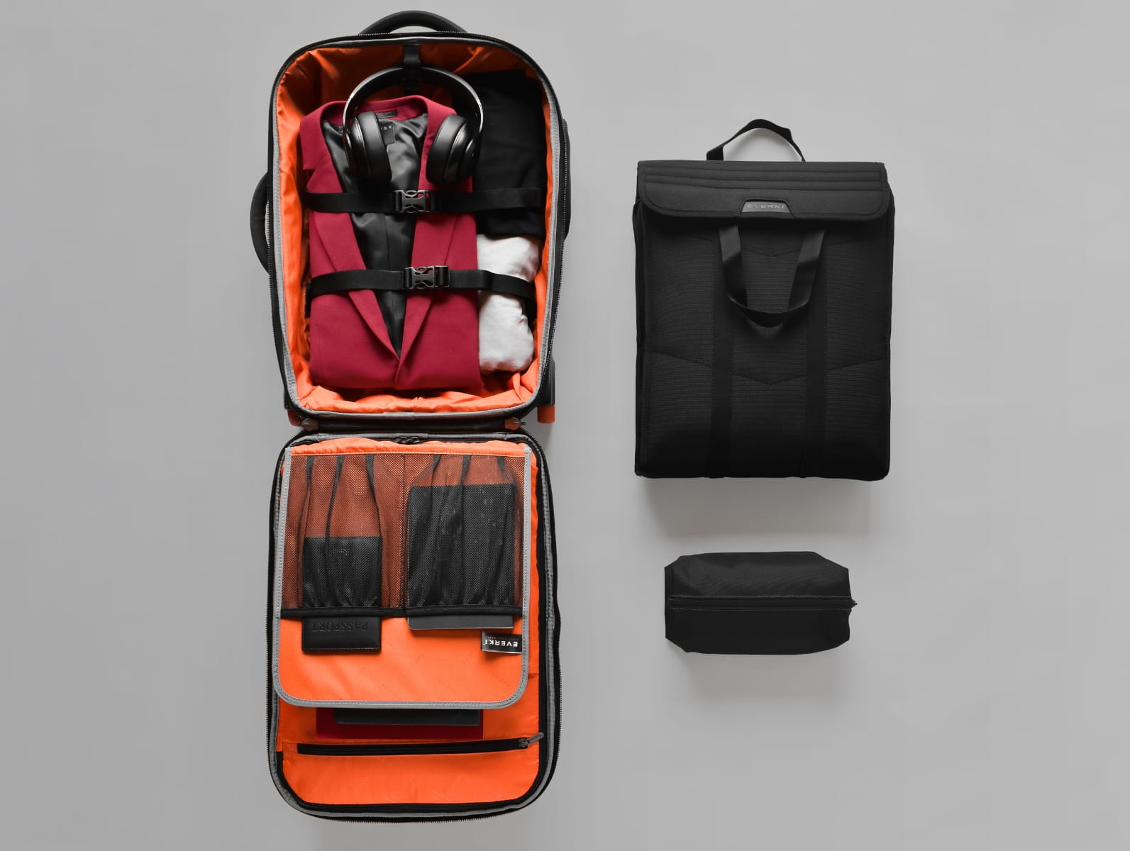 Offener Everki Business-Trolley mit organisiertem Packinhalt, Laptop-Fach und Zubehörtaschen auf grauem Hintergrund.