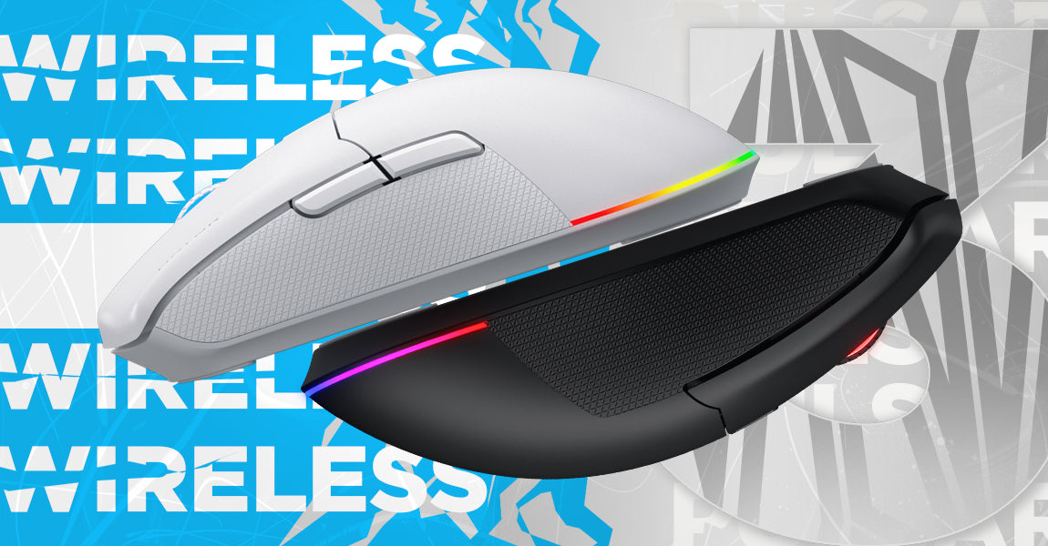 Zwei kabellose Gaming-Mäuse in Weiß und Schwarz mit RGB-Beleuchtung vor einem abstrakten Hintergrund
