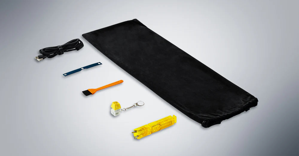 Zubehör für mechanische Tastaturen inklusive Transporttasche, Reinigungspinsel, Kabel und Schalter-Prüfer auf hellem Hintergrund