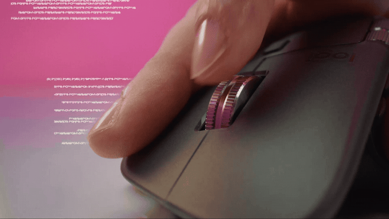 Nahaufnahme einer ergonomischen High-End-Computermaus mit Daumenrad vor pinkem Hintergrund mit Code-Einblendungen.
