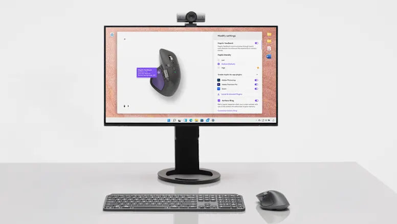 Monitor mit Software-Einstellungsmenü für ergonomische Computermaus, Tastatur und Webcam auf hellem Schreibtisch.