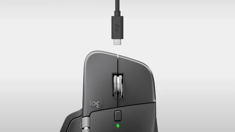 Dunkle Logitech MX Master Maus mit USB-C Ladekabel im hellen Studio-Hintergrund