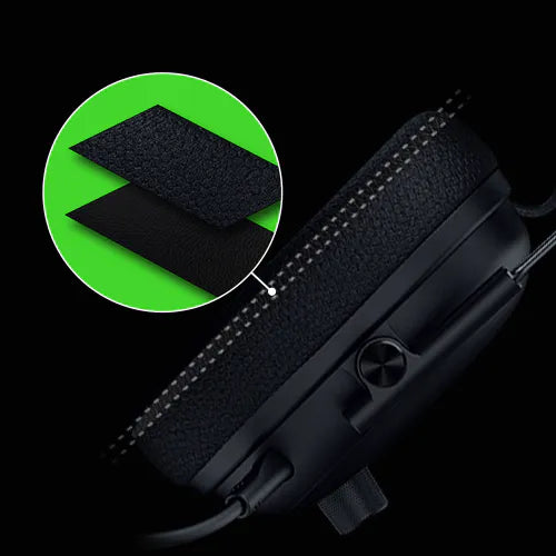 Nahaufnahme der atmungsaktiven Stoff- und Kunstleder-Ohrpolster eines Gaming-Headsets mit Detailvergrößerung.