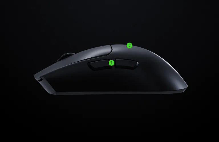 Seitenansicht einer ergonomischen schwarzen Gaming-Maus mit nummerierten Daumentasten und Scrollrad vor dunklem Hintergrund.