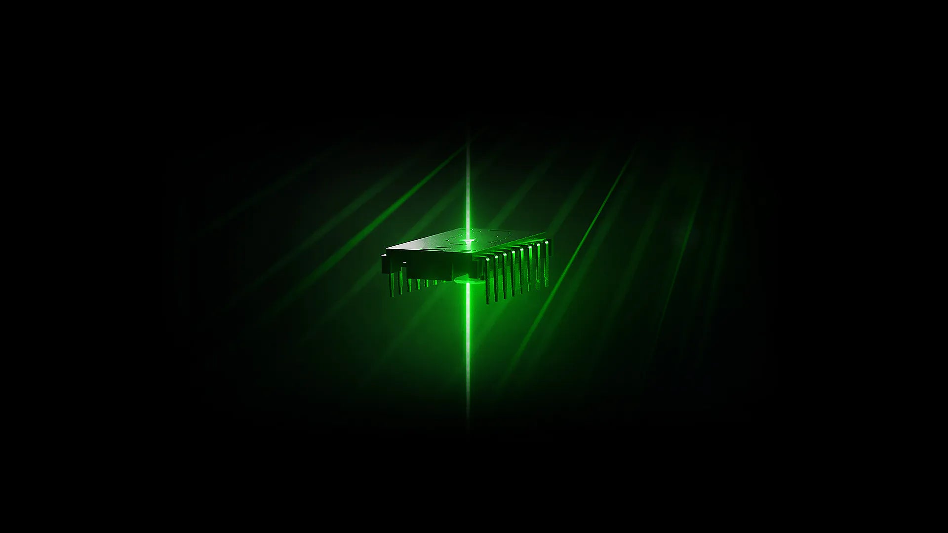 Mikrochip im Zentrum von hellen, grünen Lichtstrahlen und Linien vor schwarzem Hintergrund