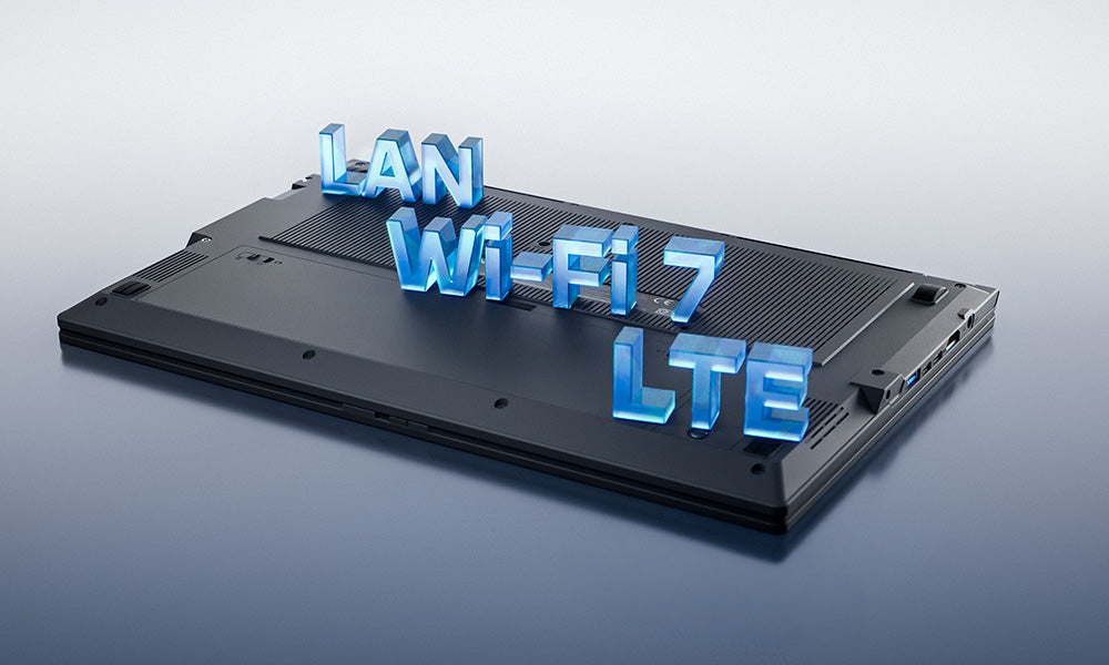Unterseite eines High-End-Laptops mit blauen 3D-Schriftzügen für LAN, Wi-Fi 7 und LTE