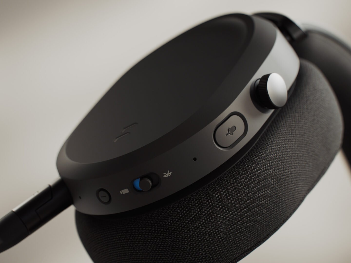 Nahaufnahme der Bedienelemente und Ohrmuschel eines schwarzen High-End Gaming-Headsets.