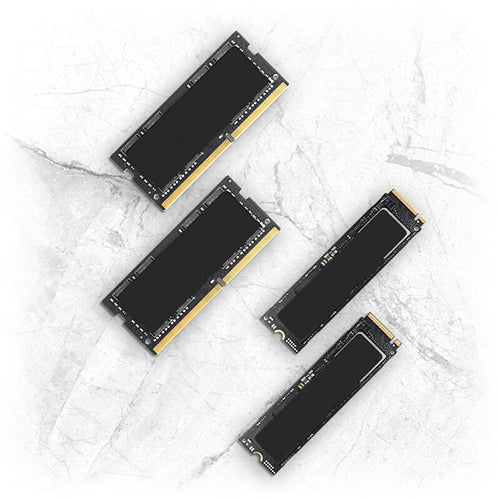 Vier M.2 NVMe SSDs und RAM-Module in diagonaler Anordnung auf hellem Marmorhintergrund