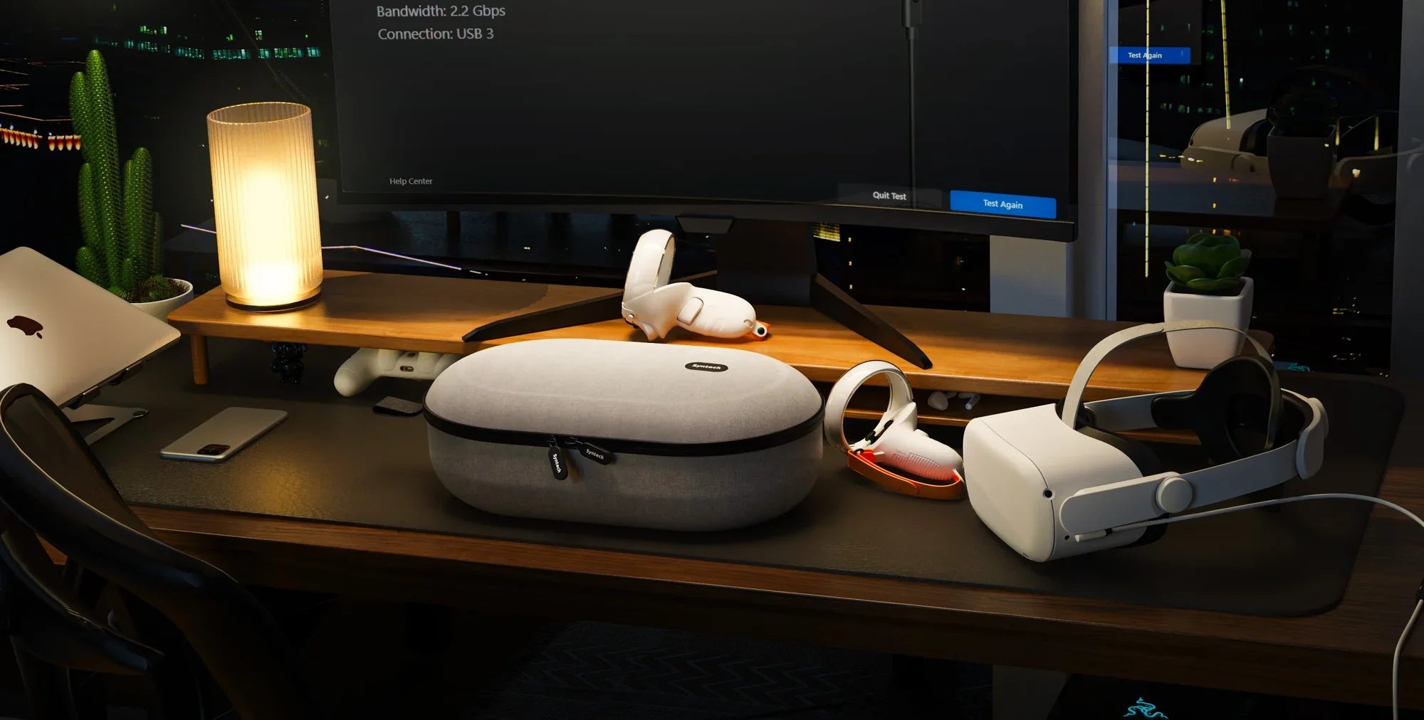 Weißes VR-Headset mit Controllern und Transportcase auf einem modernen Gaming-Schreibtisch
