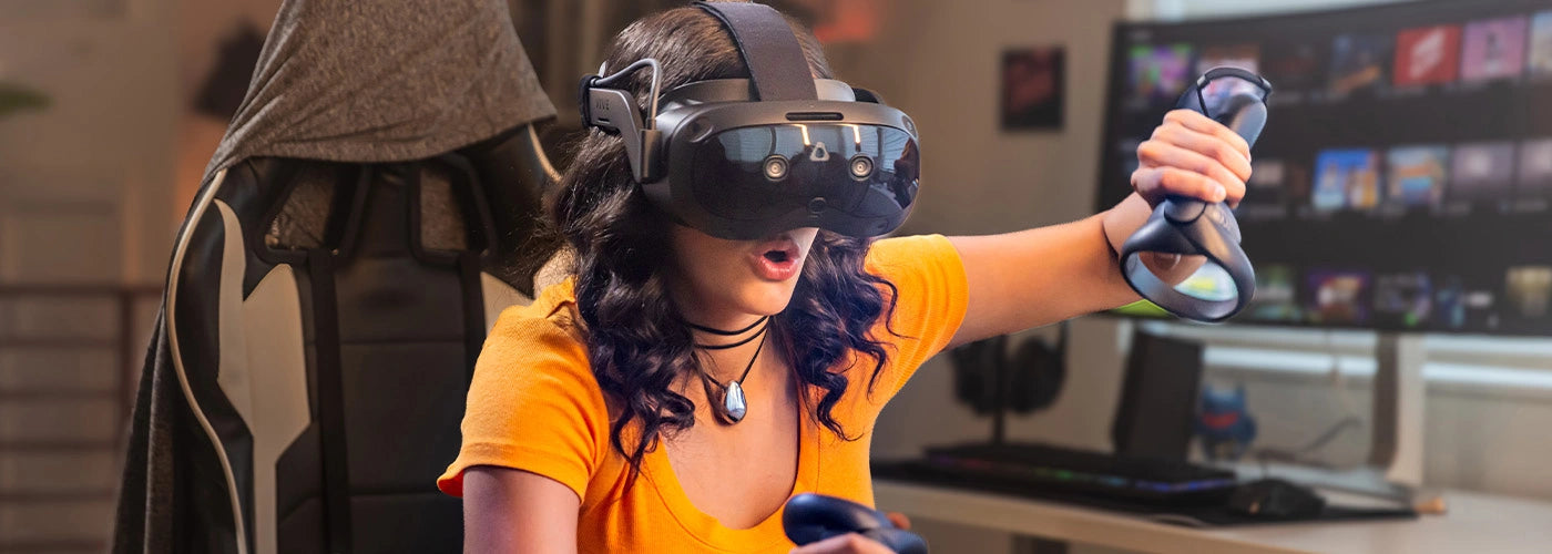 Eine Frau nutzt eine VR-Brille und hält VR-Controller in den Händen.
