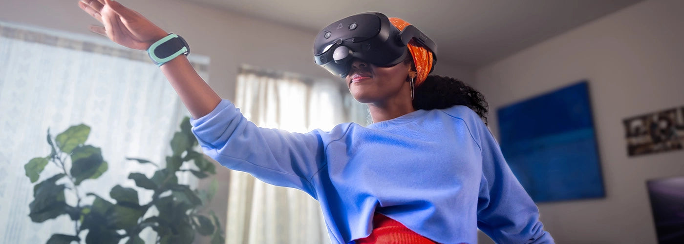 Person nutzt HTC Vive XR Elite VR-Brille und Controller im hellen Wohnzimmer