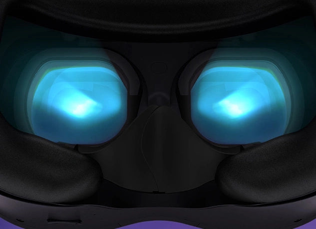 Blick in die beleuchteten Linsen einer VR-Headset-Brille mit bläulichem Licht