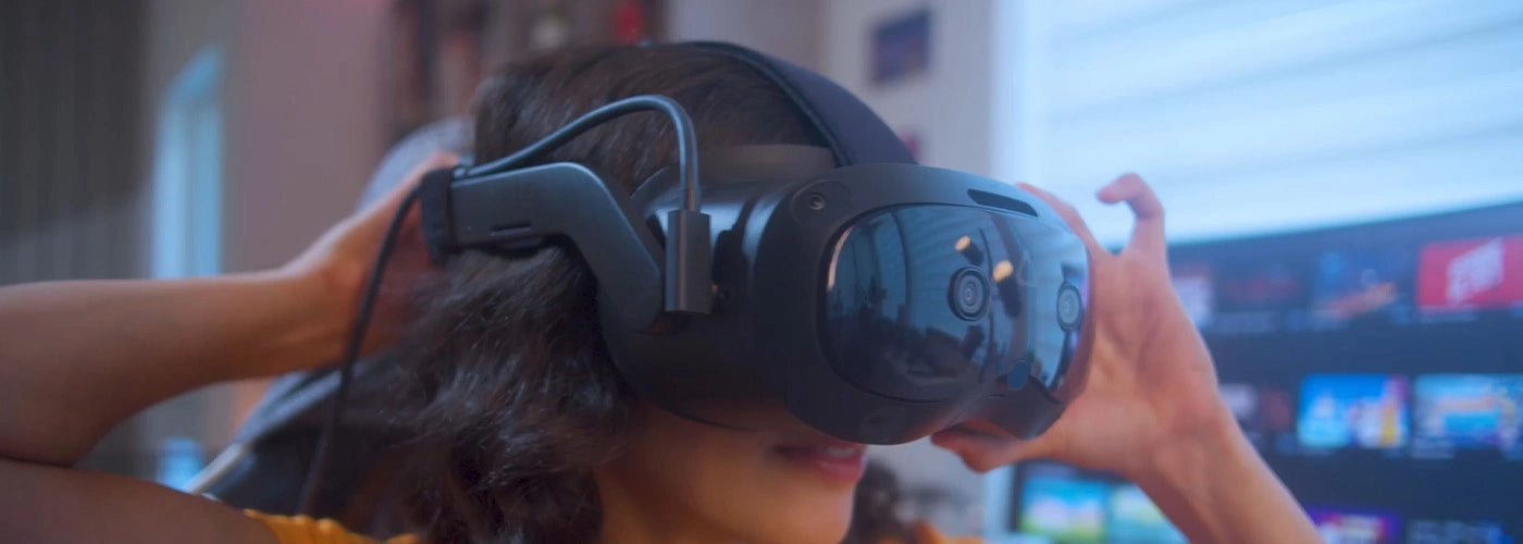 Person setzt eine schwarze High-End VR-Brille auf