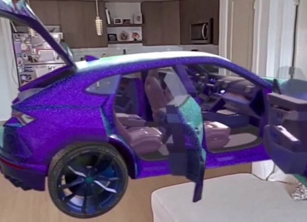 Virtuelles 3D-Autosmodell projiziert in einem Raum via Augmented Reality VR-Headset