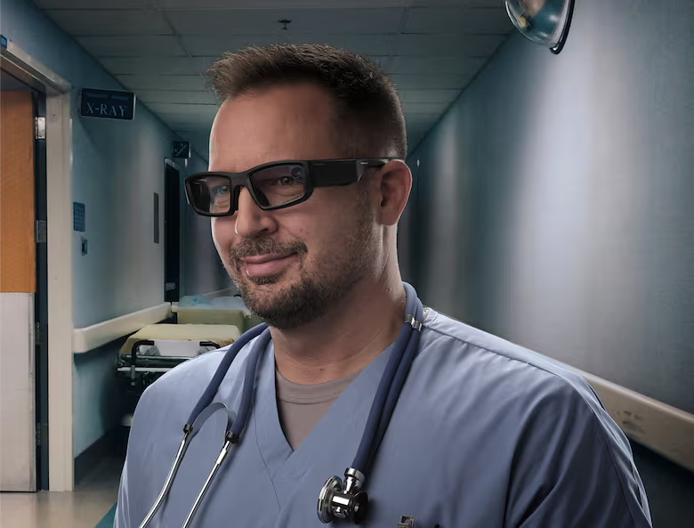 Arzt mit Stethoskop trägt innovative Smart Glasses in einem Krankenhausflur.