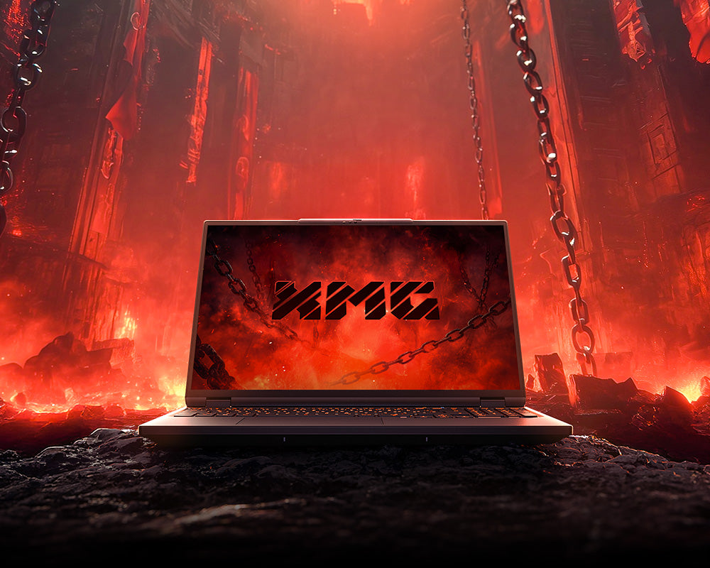 XMG Gaming-Laptop vor einer feurigen Höllen-Kulisse mit Ketten und rotem Hintergrund