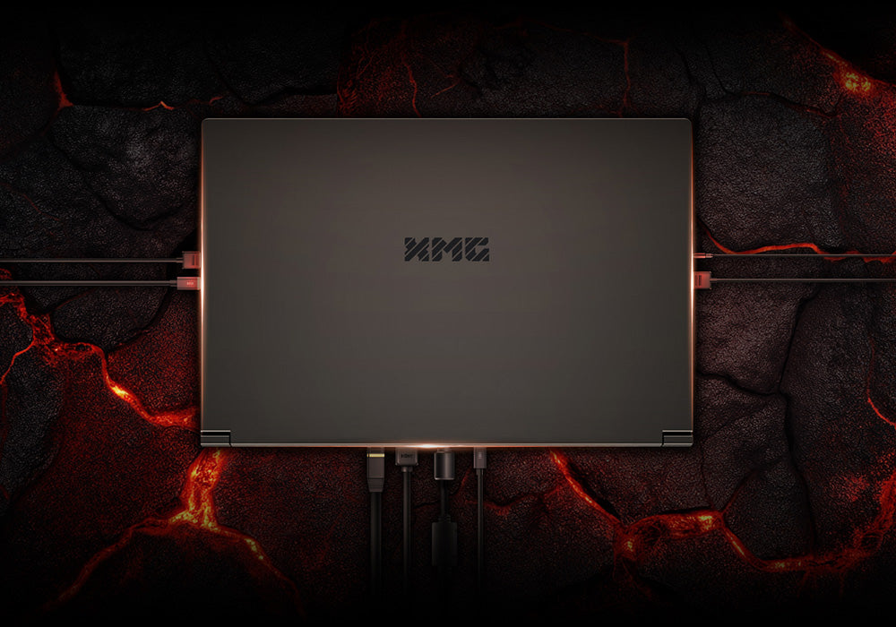 XMG Gaming-Laptop in der Draufsicht mit angeschlossenen Kabeln auf einem Untergrund mit Lava-Muster