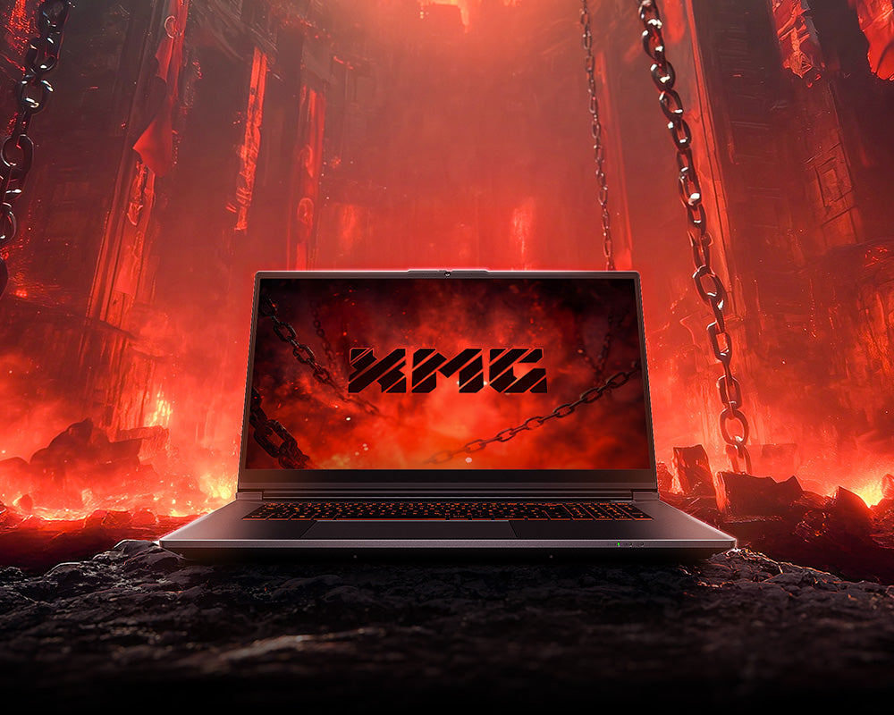 XMG Gaming-Laptop vor einer feurigen Höllen-Kulisse mit Ketten und rotem Display-Hintergrund
