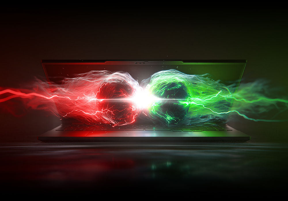 Gaming-Laptop auf dunklem Tisch mit roten und grünen Energie-Sphären und Blitzen auf dem Display