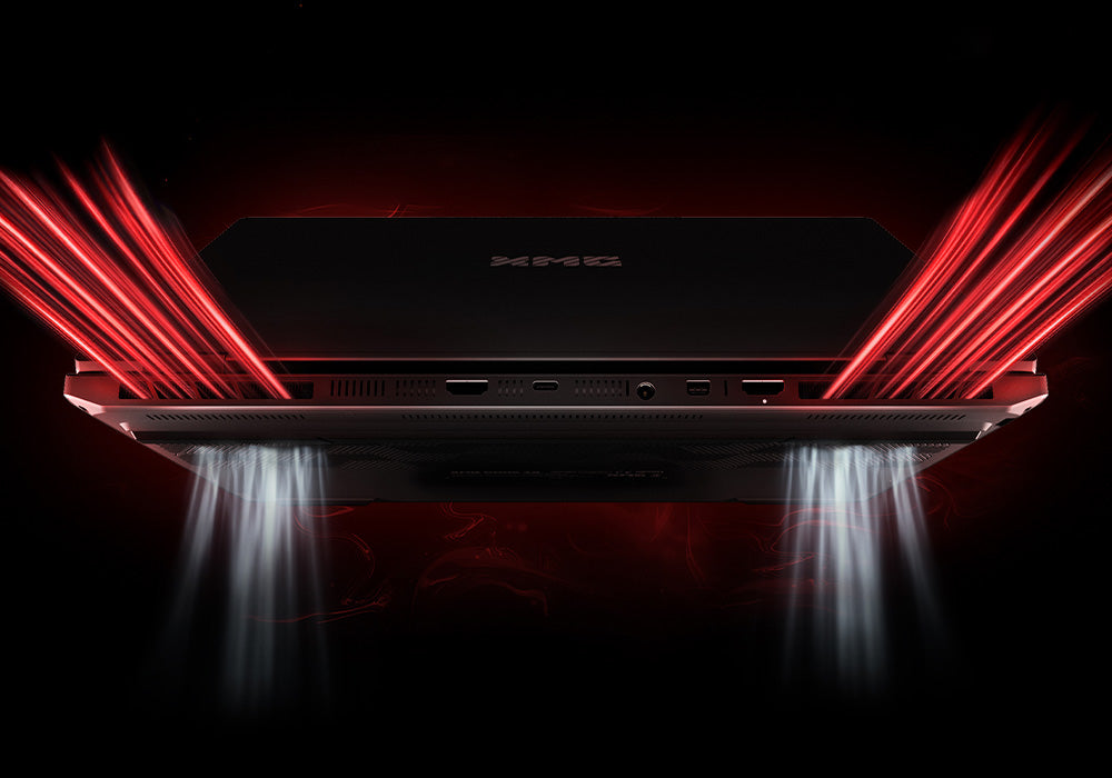 Rückansicht eines XMG Gaming-Laptops mit Anschlüssen und rotem Kühlungsdesign