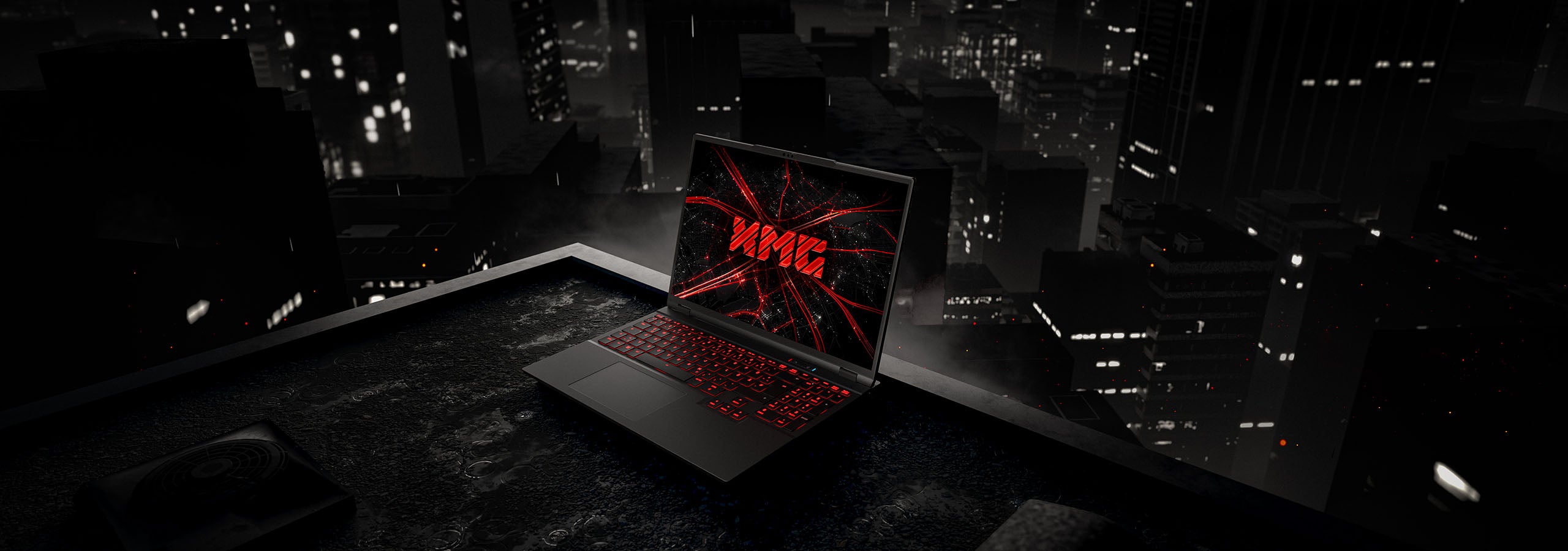 XMG Gaming-Laptop mit roter Tastaturbeleuchtung auf einem nächtlichen Dach vor einer düsteren Großstadtkulisse.