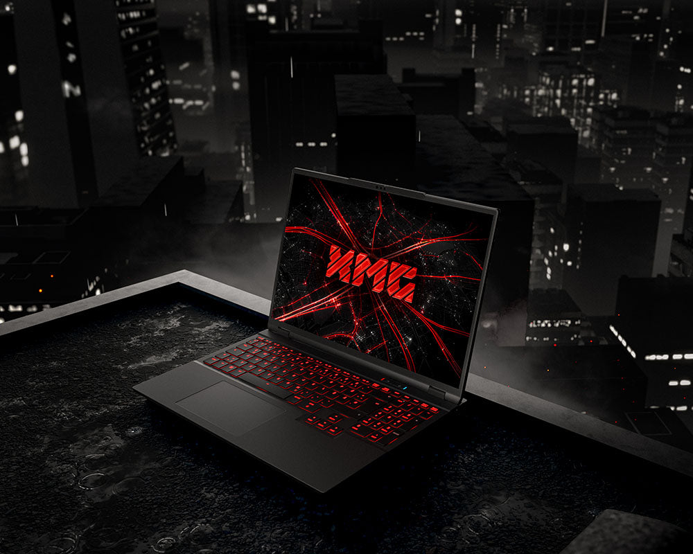 XMG High-End Gaming-Laptop auf einem nächtlichen Dach vor einer finsteren Großstadt-Kulisse