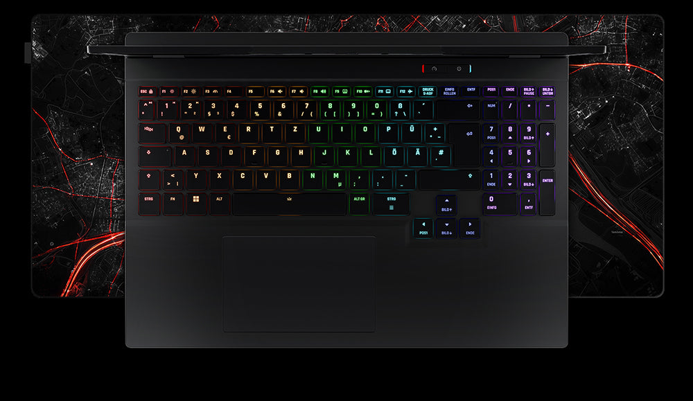 Draufsicht auf die RGB-Tastatur eines High-End Gaming-Laptops mit deutschem Layout auf einem Gaming-Mauspad