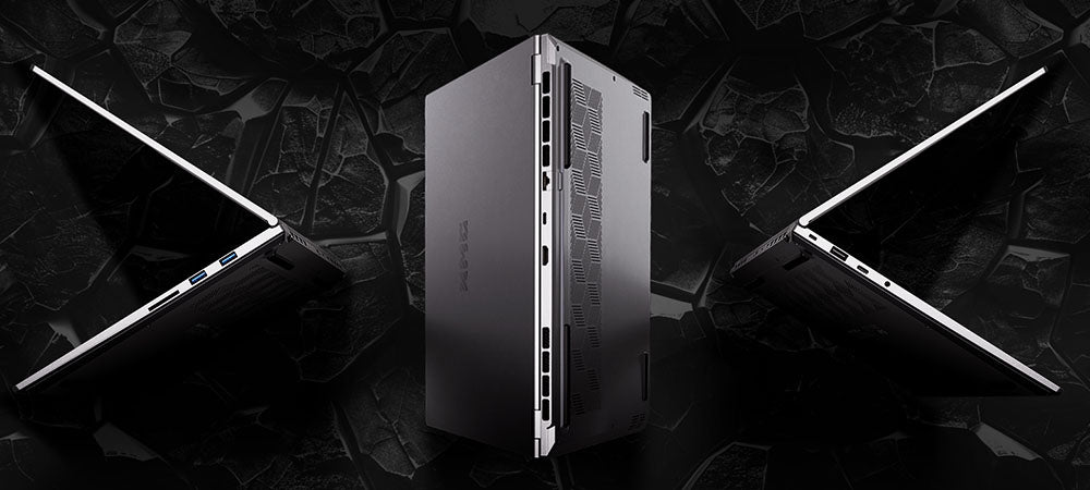 Drei Ansichten eines High-End Gaming-Laptops vor dunklem Stein-Hintergrund mit sichtbaren Anschlüssen