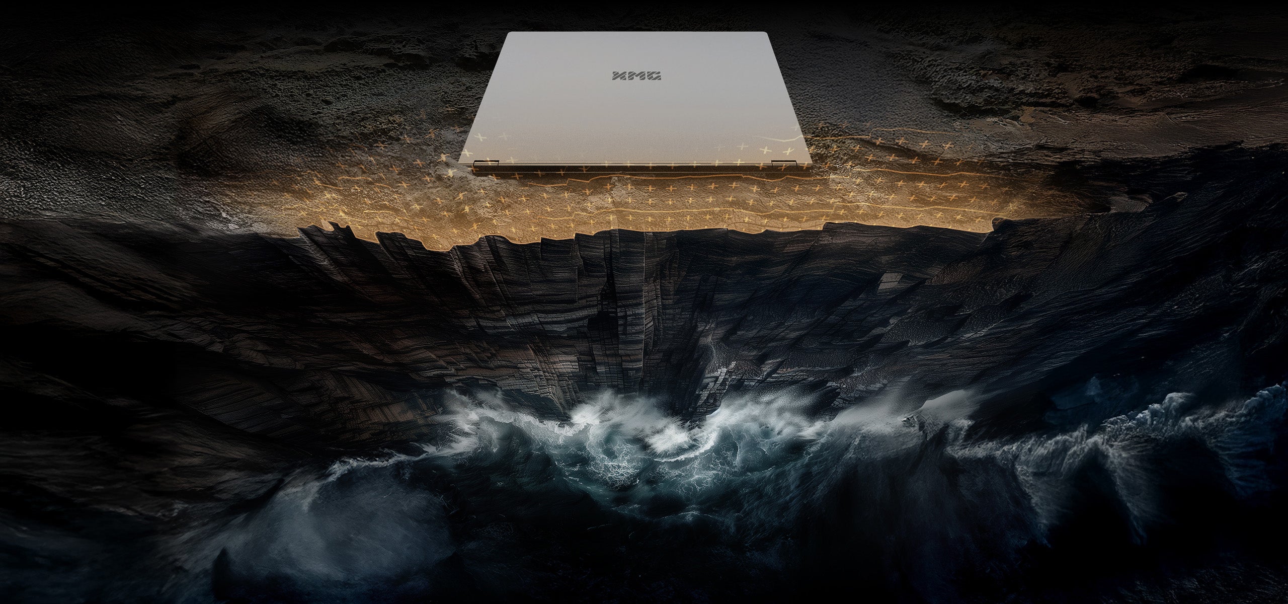 Geschlossener XMG Laptop auf einer felsigen Klippe über stürmischer See mit goldenen Akzenten