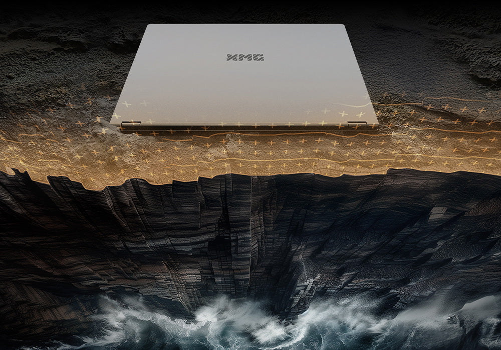 Geschlossener XMG High-End-Laptop auf einer Felskante über tosender See mit digitaler Geländestruktur.