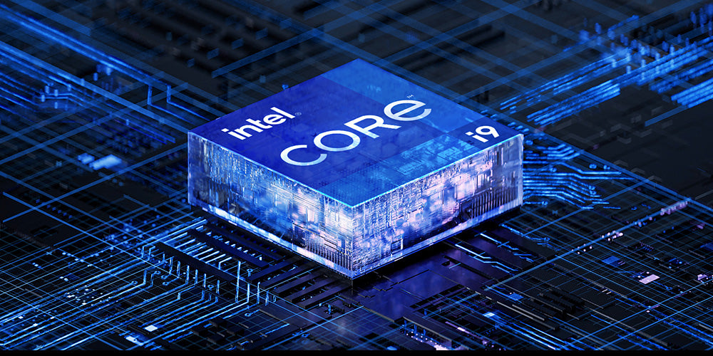 Nahaufnahme eines blauen Intel Core i9 Prozessors auf einer beleuchteten Hauptplatine