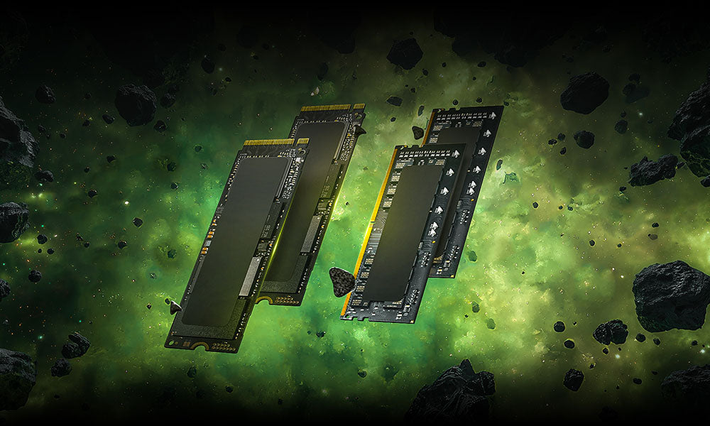 Vier High-Performance SSDs und RAM-Riegel schweben in einer futuristischen Weltraum-Landschaft mit grünem Nebel und Asteroiden.