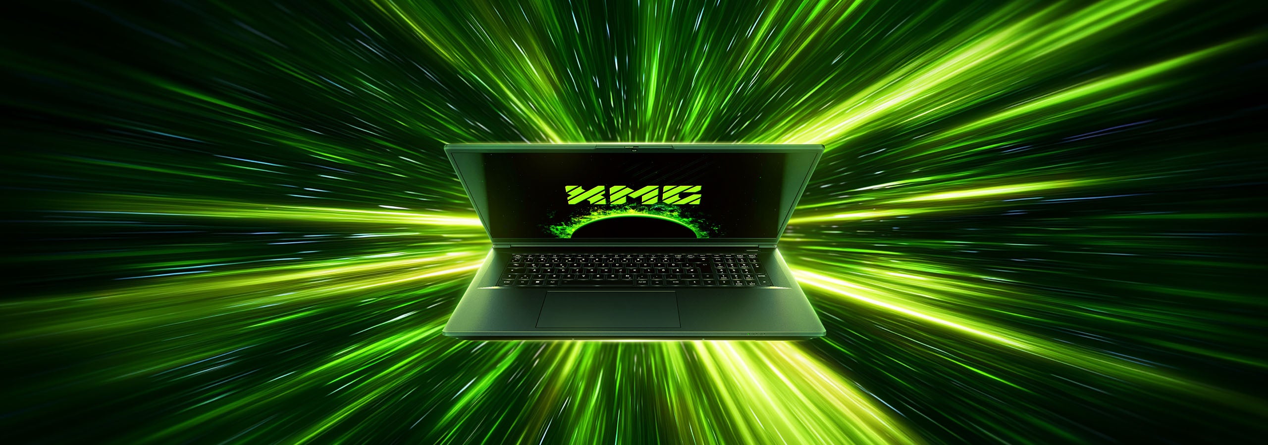 XMG Gaming-Laptop vor dynamischem, grünem Lichtstreifen-Hintergrund