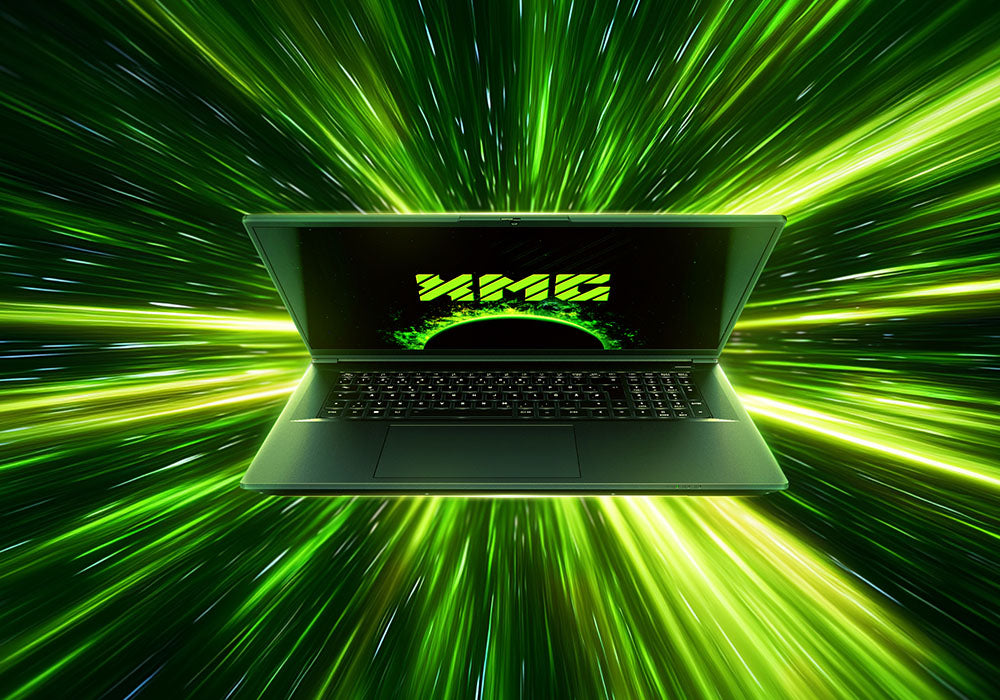 XMG Gaming-Laptop vor dynamischem grünem Lichtstrahlen-Hintergrund