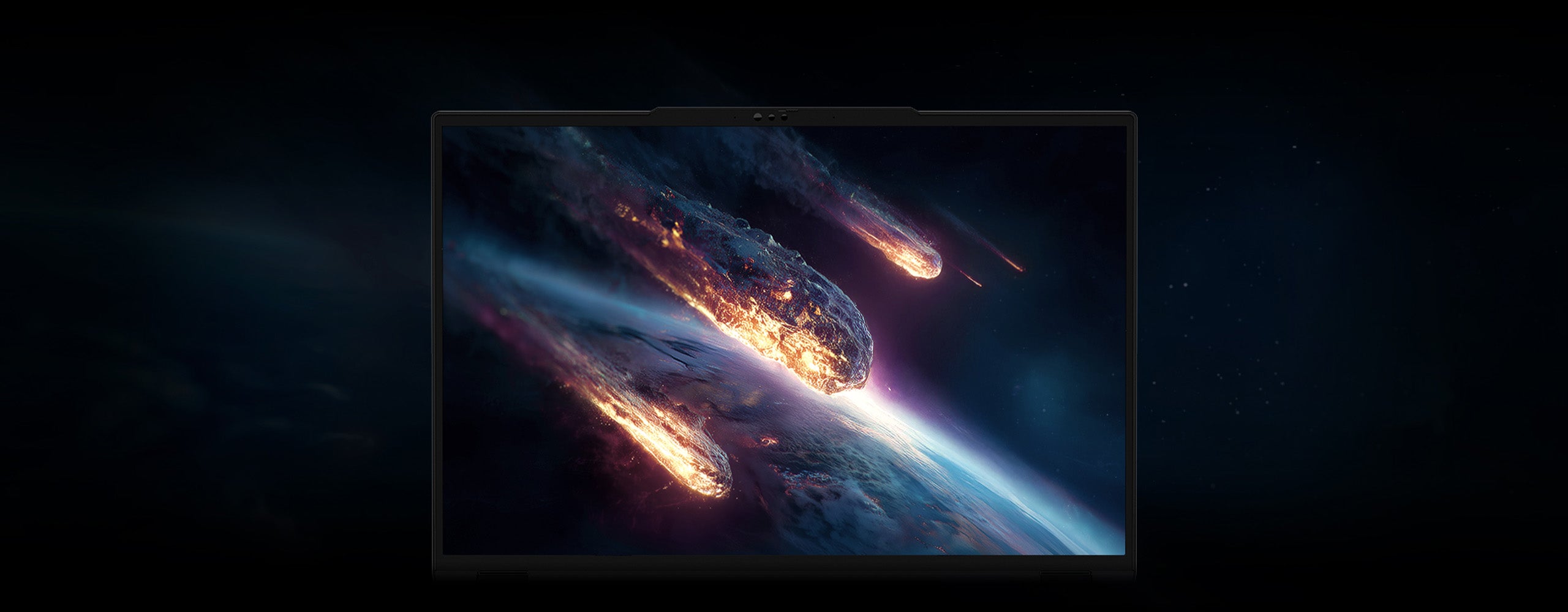High-End Gaming-Laptop mit scharfem Display und glühenden Asteroiden im Weltall als Wallpaper vor dunklem Hintergrund.