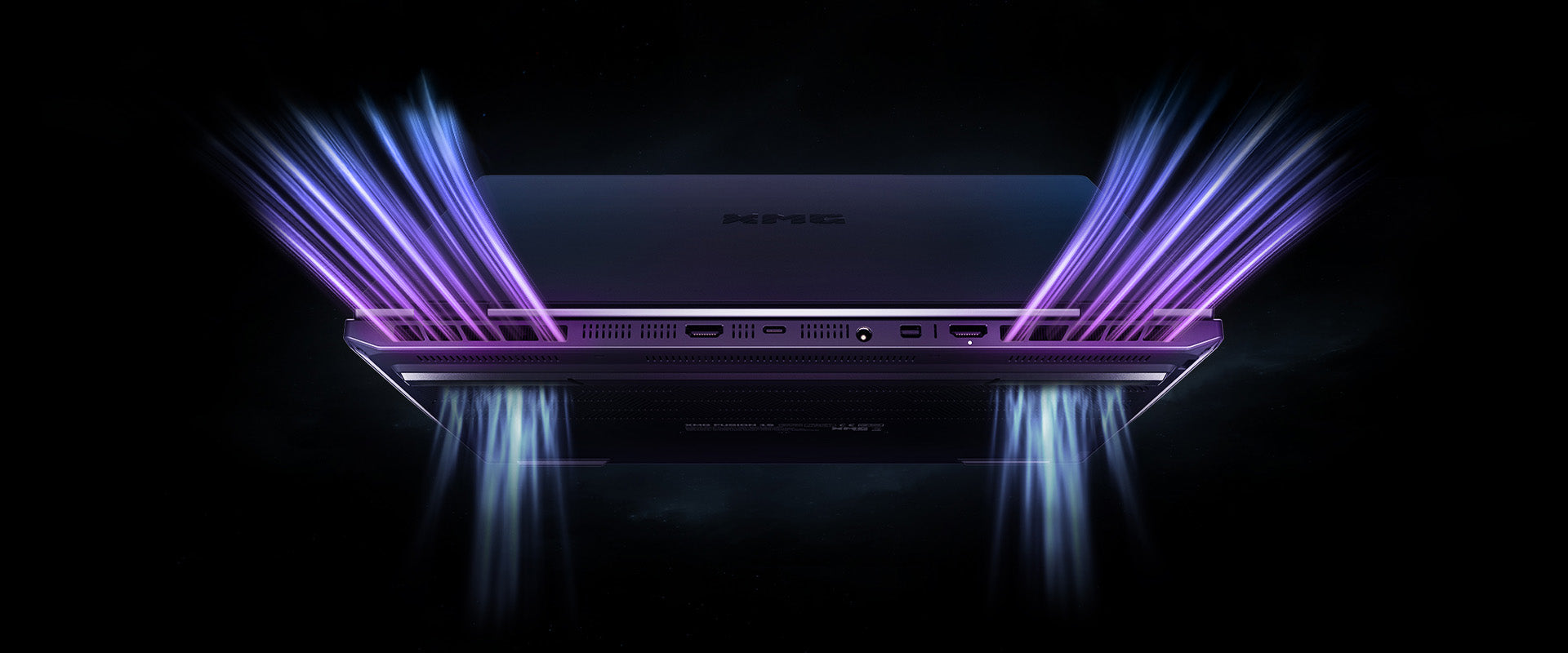 Rückansicht eines XMG Gaming-Laptops mit sichtbaren Anschlüssen und stilisierten blauen Luftstrom-Effekten aus den Lüftungsschlitzen.
