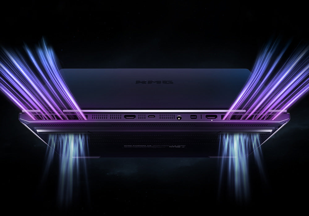 Rückseite eines XMG Gaming-Laptops mit sichtbaren Anschlüssen und stilisierten blauen und violetten Luftströmen für die Kühlung.