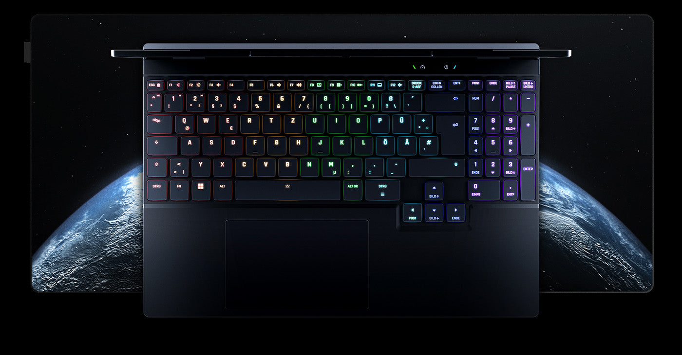 Draufsicht auf die beleuchtete RGB-Tastatur und das Touchpad eines High-End Gaming-Laptops.