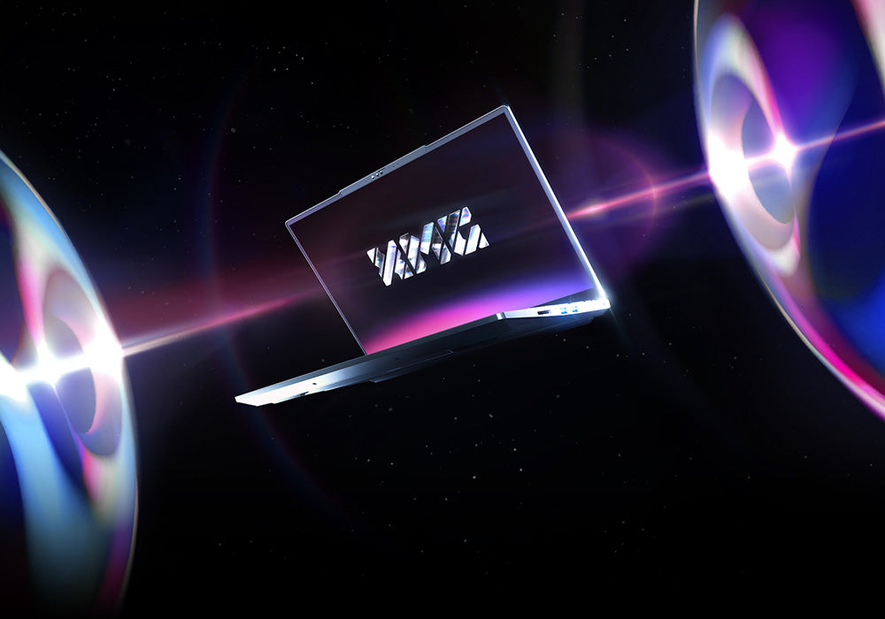 Hochwertiger XMG Gaming-Laptop schwebt im futuristischen Weltraum zwischen bunten Lichteffekten.