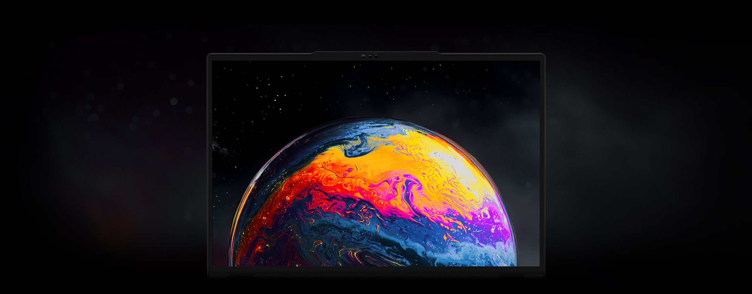 Hochauflösendes Display eines High-End-Laptops mit lebendiger Farb- und Weltraumgrafik vor schwarzem Hintergrund