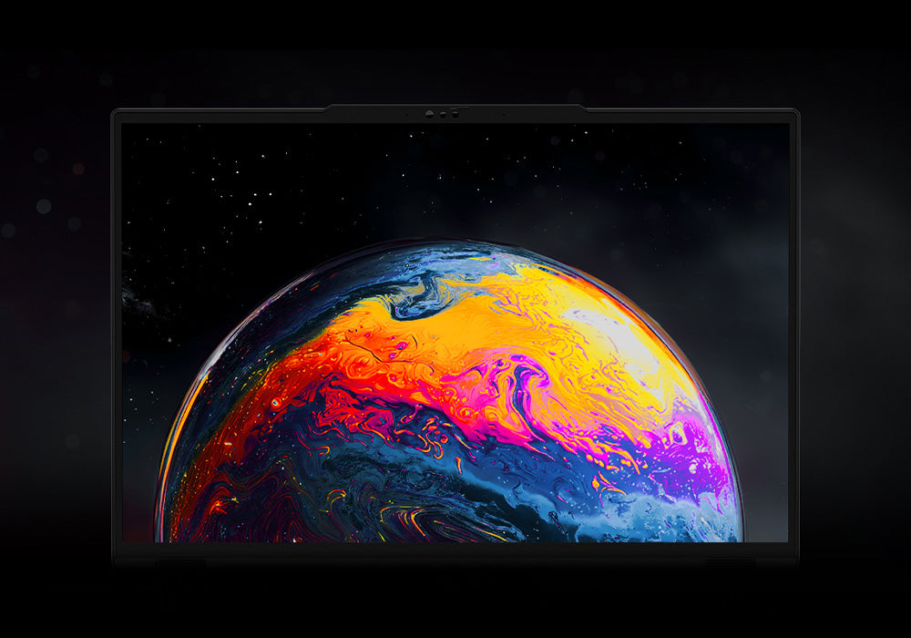 Hochauflösendes Display eines High-End Gaming Laptops mit farbenprächtigem Planeten-Hintergrundbild im Weltall.