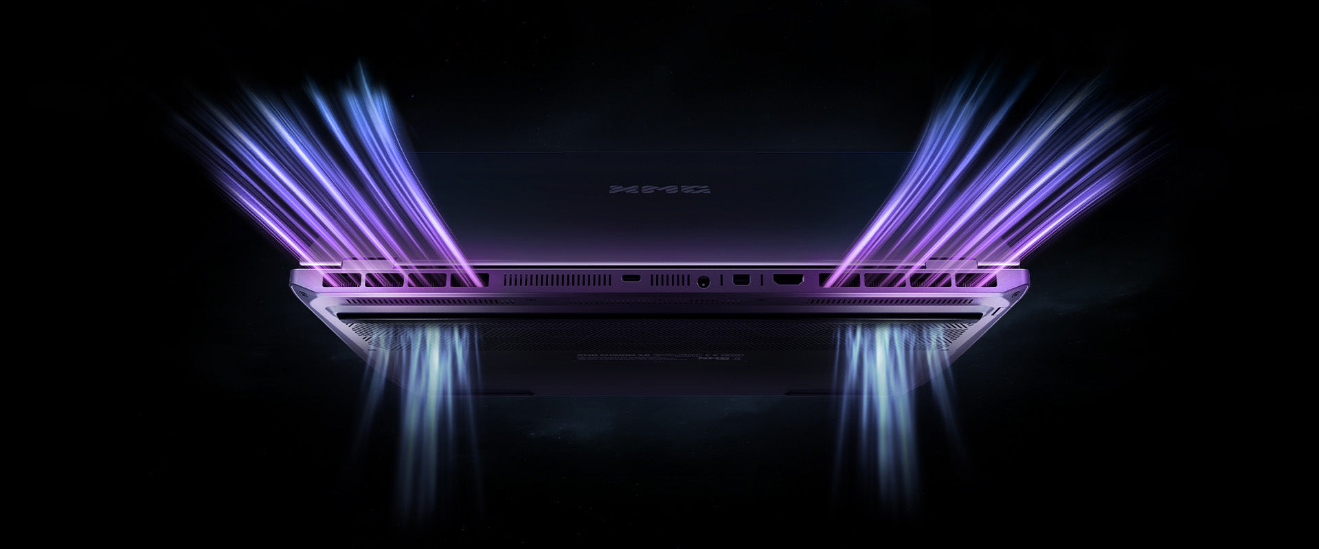 Rückansicht eines XMG Gaming-Laptops mit visualisiertem Luftstrom und Anschlüssen an der Unterseite.