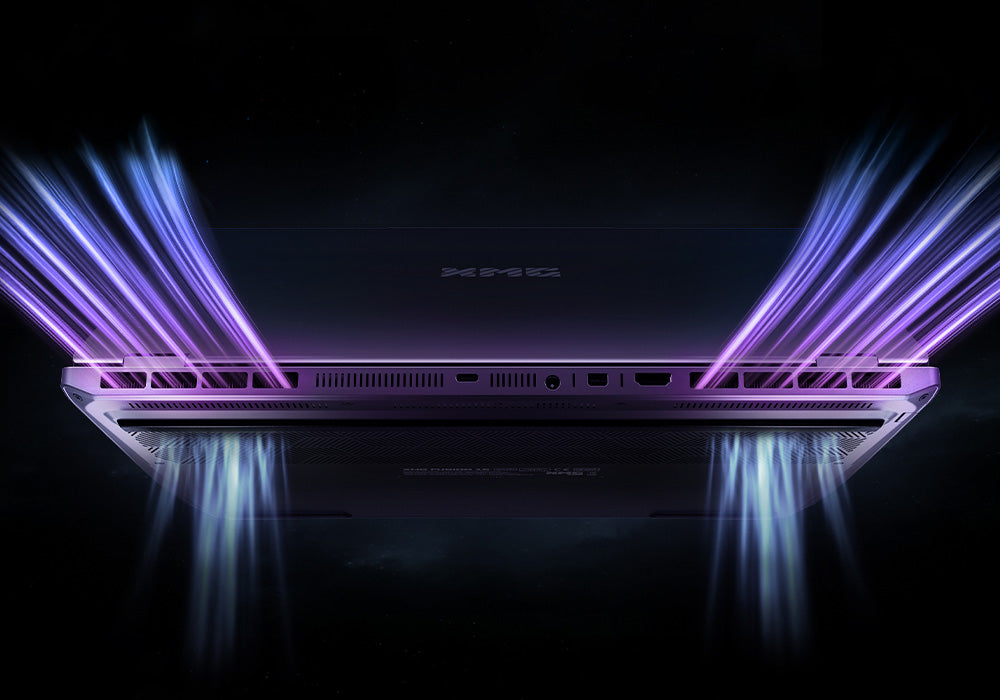 Rückseite eines XMG Gaming-Laptops mit symbolisiertem Luftstrom aus den Kühlungs-Lüftungsschlitzen.