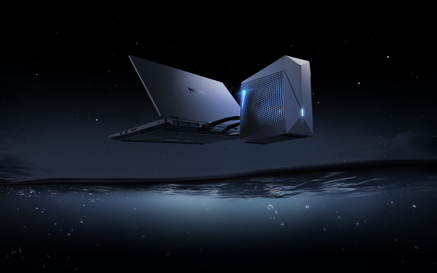 XMG Gaming-Laptop mit angeschlossener externer Wasserkühlung schwebt über Wasser vor nächtlichem Sternenhimmel.