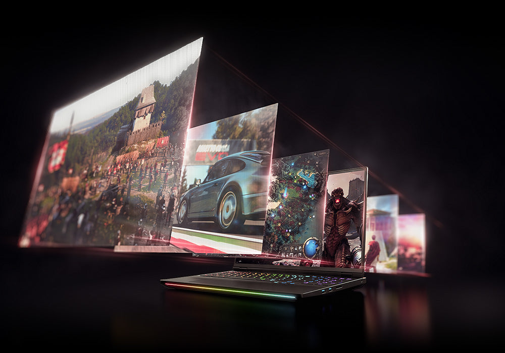 High-End Gaming-Laptop auf dunklem Tisch mit multiplen virtuellen Bildschirmen und aufsteigenden Spielewelten.