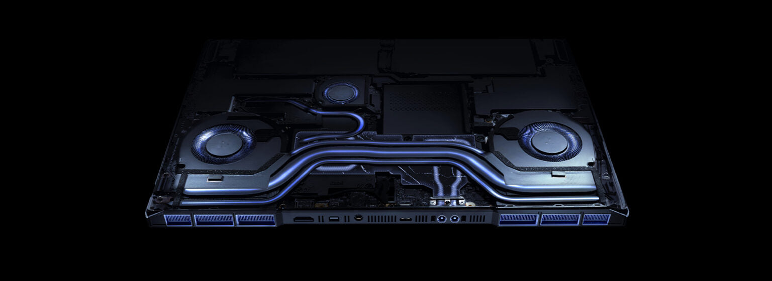 Nahaufnahme des hochentwickelten Kühlsystems eines Gaming-Laptops mit blauen Heatpipes und Lüftern.