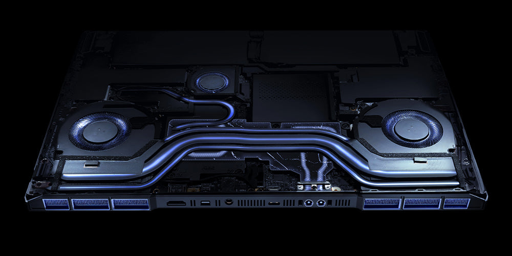 Blick auf das geöffnete Kühlsystem eines Gaming-Laptops mit blauen Lüftern und Heatpipes